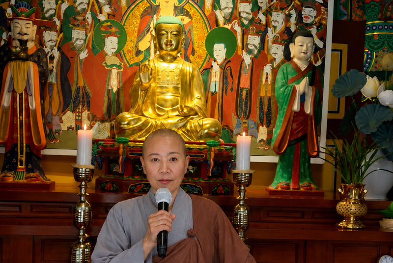 세 번째 스님 활동 모습